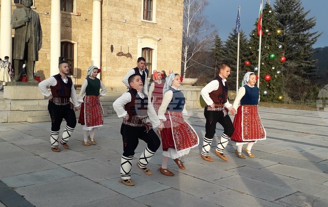 В Ковачевци се проведе концерт и тържествено запалване на коледната елха