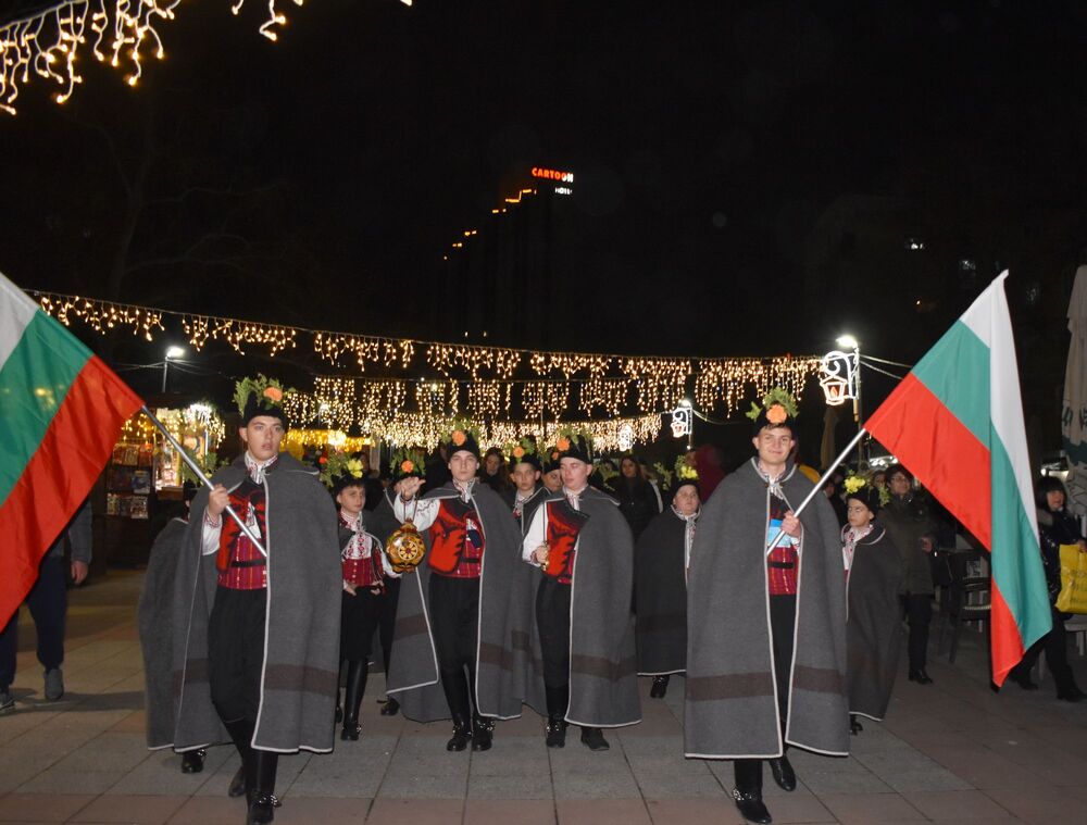 С шествие малки и големи коледари възродиха традицията да благославят стопаните на търговски и други обекти в Разград