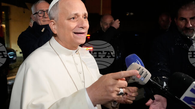 Папа Лъв Четиринадесети излезе да поздрави вярващите под пороен дъжд на площад "Свети Петър" преди литургията си за Рождество Христово