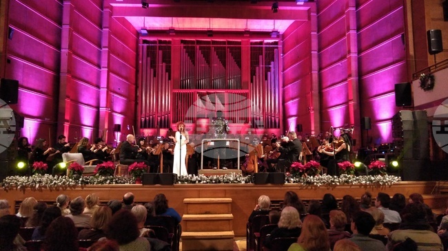 Люси Дяковска и Плевенската филхармония с диригент Георги Милтиядов изнесоха празничен концерт „Бяла Коледа“ в зала „България“
