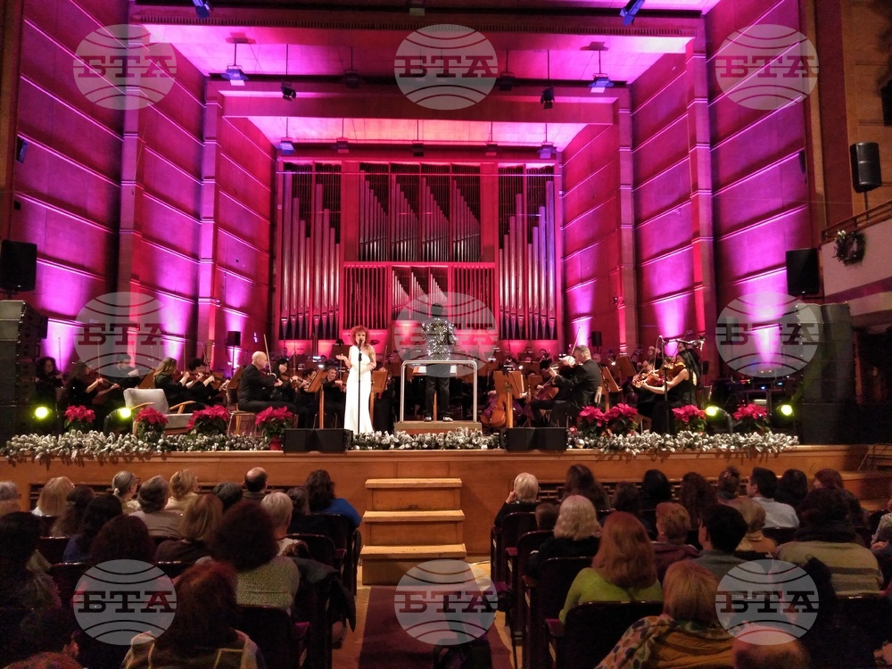 Люси Дяковска и Плевенската филхармония с диригент Георги Милтиядов изнесоха празничен концерт „Бяла Коледа“ в зала „България“