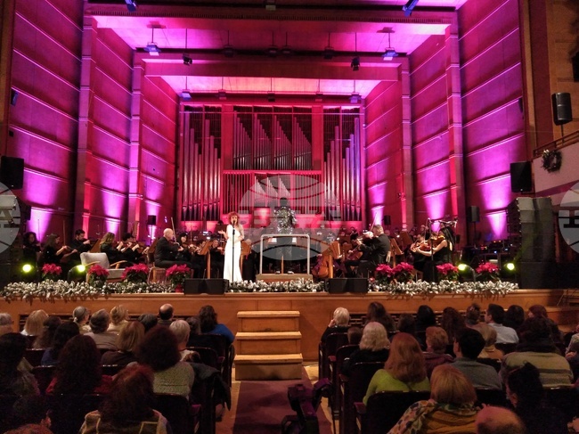 Люси Дяковска и Плевенската филхармония с диригент Георги Милтиядов изнесоха празничен концерт „Бяла Коледа“ в зала „България“