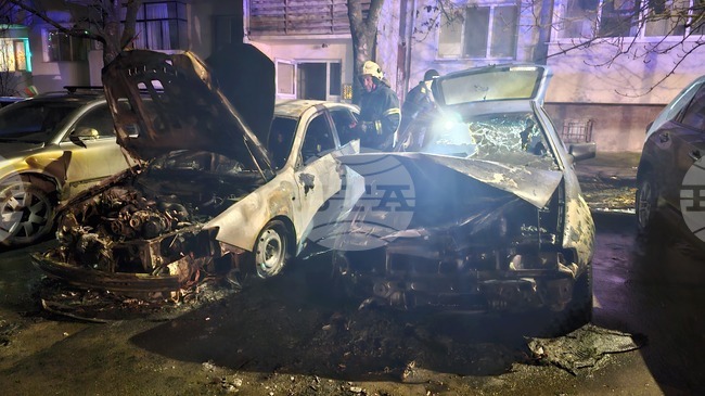 Четири леки автомобила са засегнати от пожар в Казанлък 