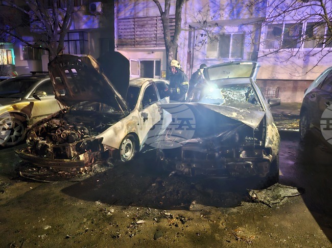 Четири леки автомобила са засегнати от пожар в Казанлък 