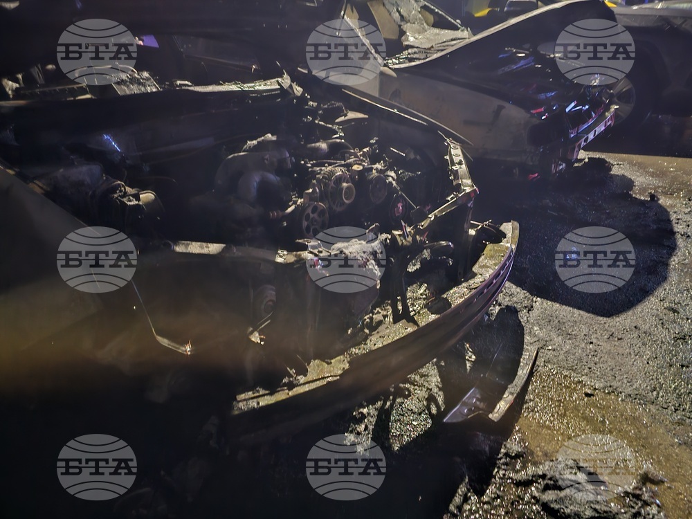 Движението при кюстендилското село Цървеняно временно е в една лента заради запалил се автомобил