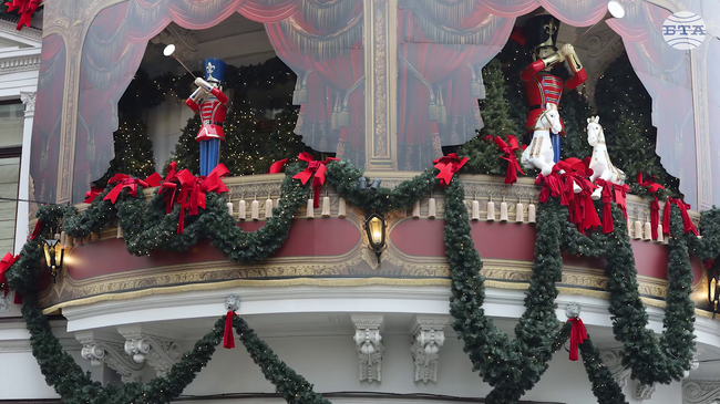 Коледната магия завладя Букурещ - хотели и стари сгради в румънската столица се превърнаха в атракция и желан декор за фотосесии