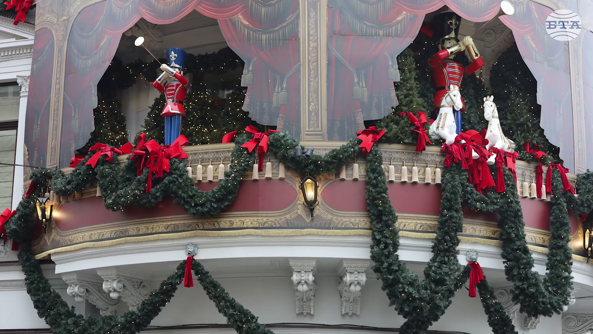 Коледната магия завладя Букурещ - хотели и стари сгради в румънската столица се превърнаха в атракция и желан декор за фотосесии