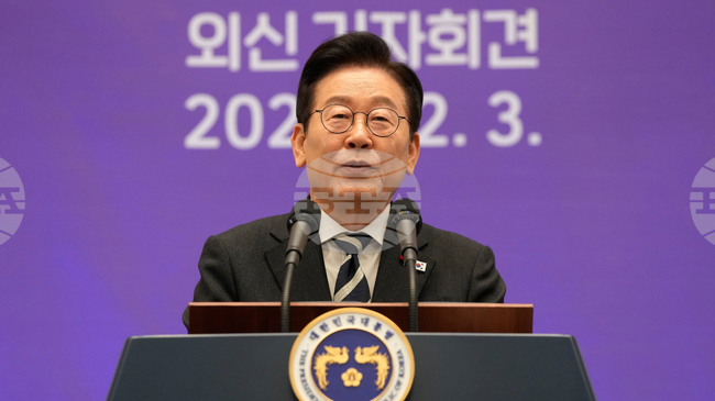 Президентът на Южна Корея се извини на близките на самолетната катастрофа, отнела преди година живота на 179 души