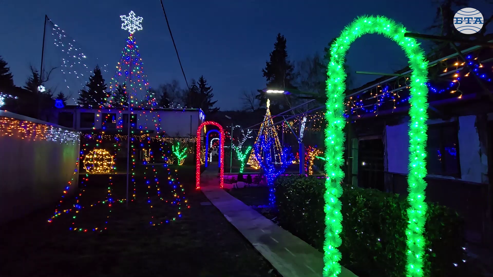 Със стотици коледни светлини 16-годишно момче от Разлог създаде коледно градче в двора си