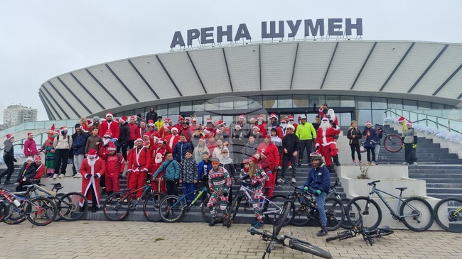 Традиционното велосипедно шествие „Коледа на колела", организирано от велоклуб „Илчов баир", се състоя в Шумен