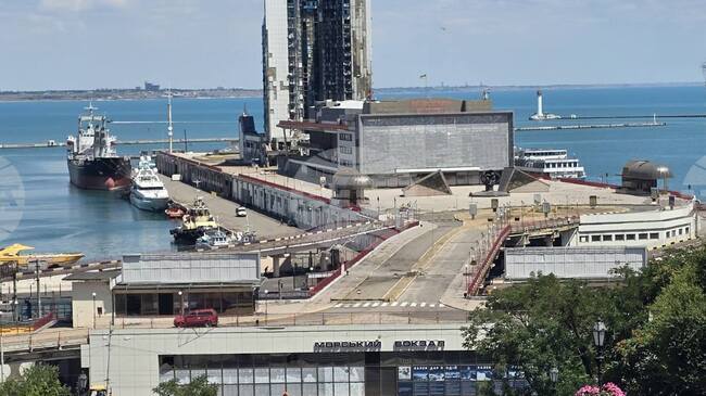 В акваторията на Черно море са забелязани мазни петна, които са резултат на ударите по пристанището на град Южни, съобщи управителят на Одеска област