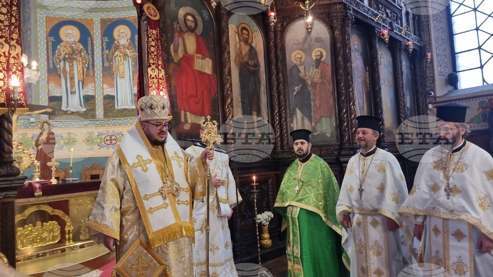  Старозагорският митрополит Киприан възглави св. Василиева литургия в катедралния храм „Св. Николай“ в Стара Загора