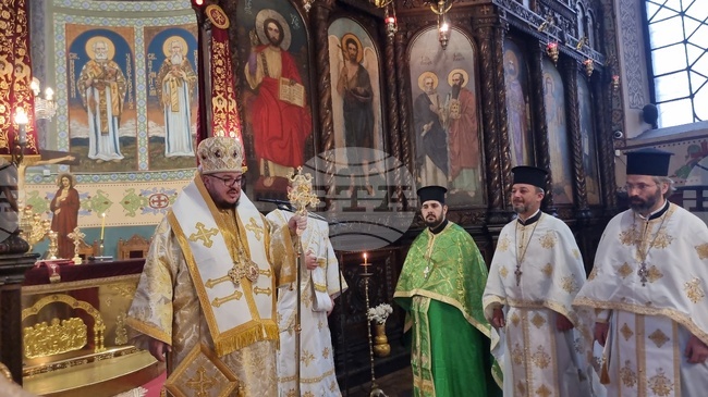  Старозагорският митрополит Киприан възглави св. Василиева литургия в катедралния храм „Св. Николай“ в Стара Загора