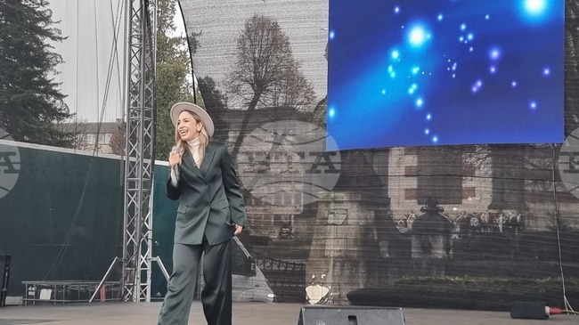 В коледното градче на Плевен се състоя концерт на Биляна Добрева, благотворителен базар събира средства за лечение на дете