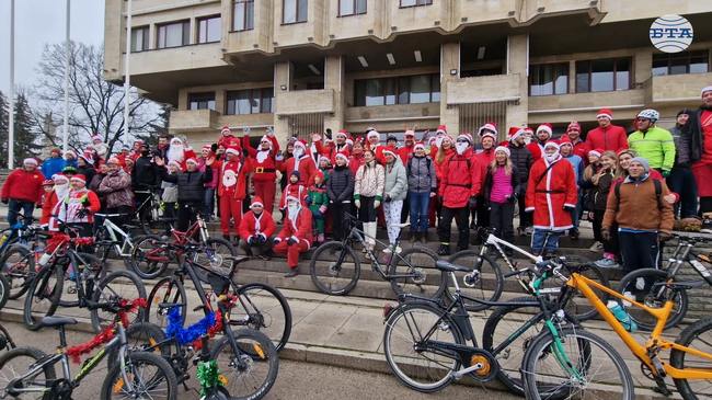Традиционното велосипедно шествие „Коледа на колела", организирано от велоклуб „Илчов баир", се състоя в Шумен