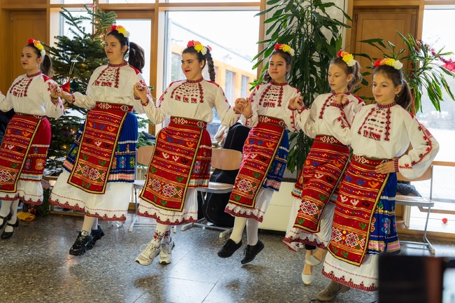 С тържества в двата филиала на Българското училище „Паисий Хилендарски“ в Мюнхен бяха отбелязани коледно-новогодишните празници