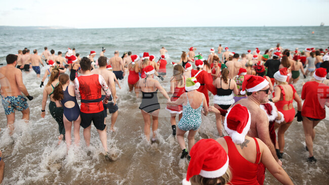 Двама души изчезнаха край бреговете на Югозападна Англия след традиционно плуване на Коледа