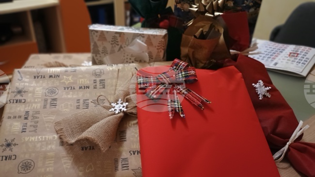 Общо 234 деца от малки населени места в област Враца получиха подаръци от БЧК и "Ротари клуб"