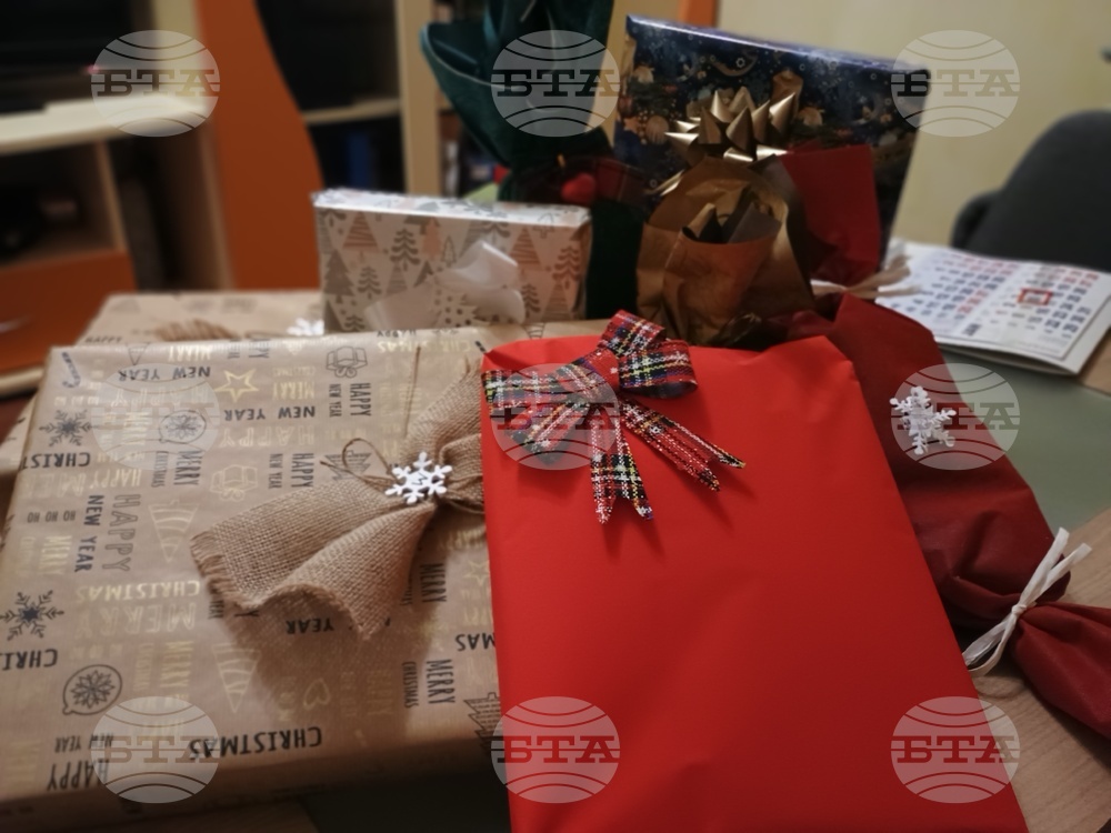 Общо 234 деца от малки населени места в област Враца получиха подаръци от БЧК и "Ротари клуб"