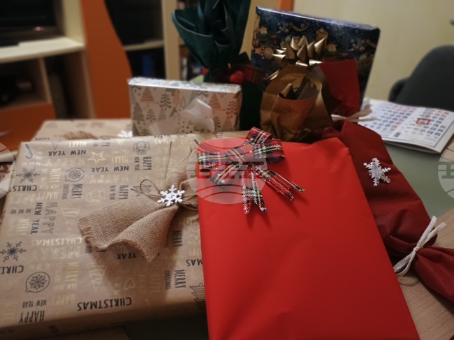 Общо 234 деца от малки населени места в област Враца получиха подаръци от БЧК и "Ротари клуб"