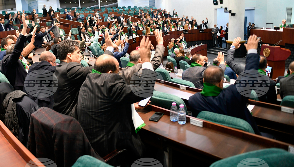 Алжирският парламент прие закон, криминализиращ френското колониално господство