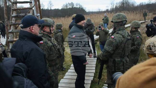 ПАП: Полският президент се срещна с военнослужещи на границата с Беларус в навечерието на Рождество Христово