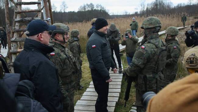 ПАП: Полският президент се срещна с военнослужещи на границата с Беларус в навечерието на Рождество Христово