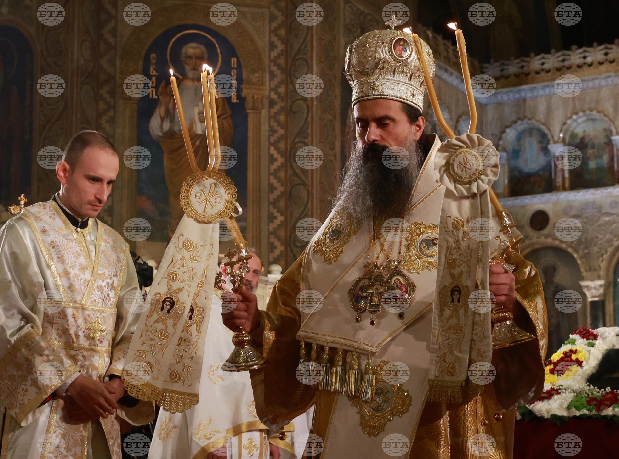 Днес се извършва чудно и преславно тайнство - обновява се природата и Бог става човек, каза патриарх Даниил на богослужението за Бъдни вечер