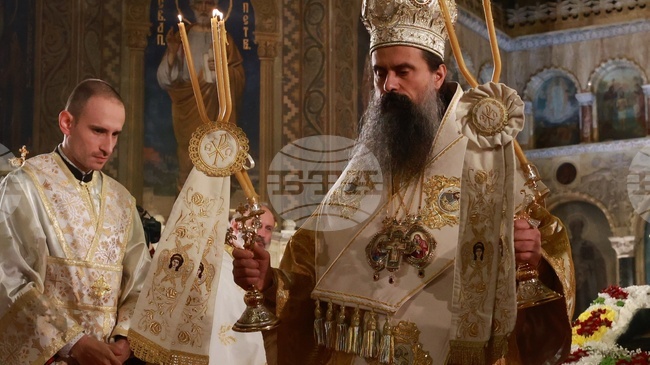 Днес се извършва чудно и преславно тайнство - обновява се природата и Бог става човек, каза патриарх Даниил на богослужението за Бъдни вечер