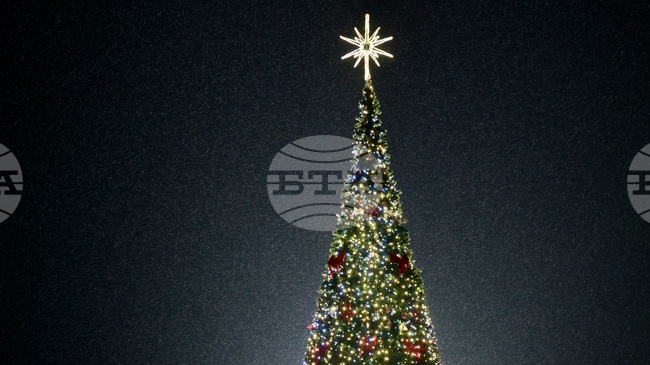 Коледно градче в двора, пясъчна скултура на Богородица с Младенеца и коледарски буенек – страната в очакване на Коледа 