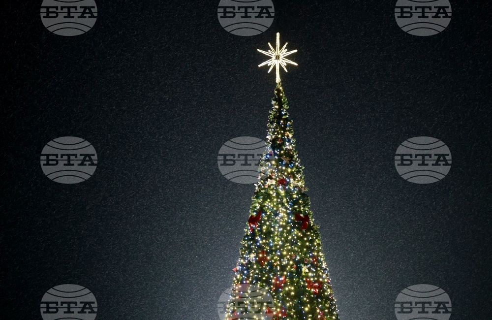 Коледно градче в двора, пясъчна скултура на Богородица с Младенеца и коледарски буенек – страната в очакване на Коледа 