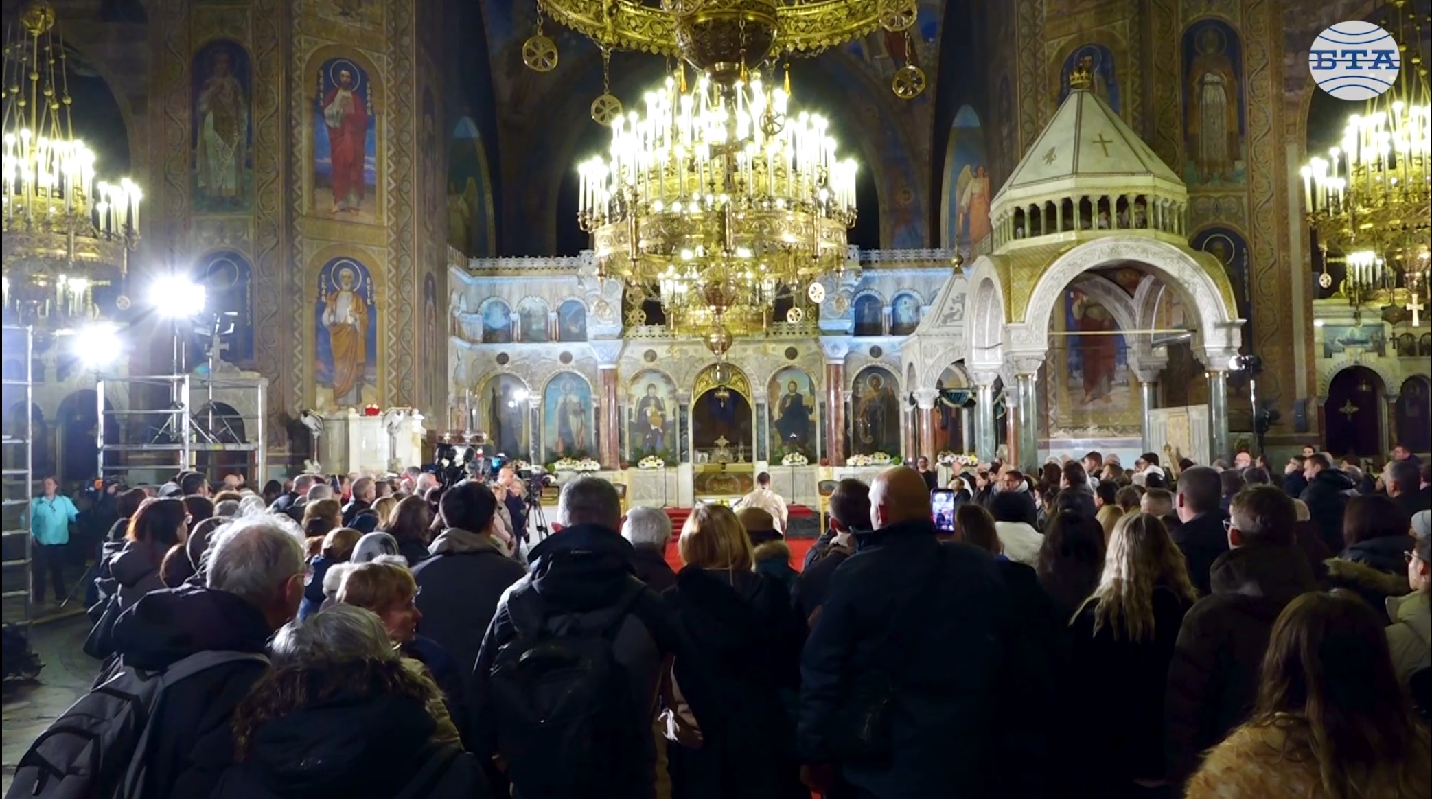Днес се извършва чудно и преславно тайнство - обновява се природата и Бог става човек, каза патриарх Даниил на богослужението за Бъдни вечер