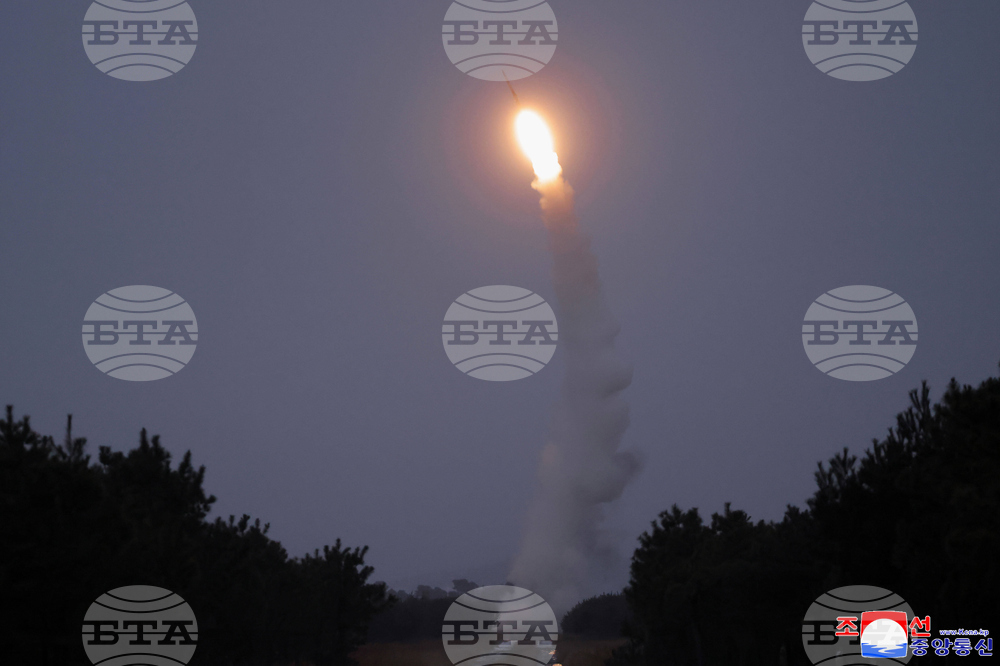 Северна Корея е изстреляла балистична ракета към морето 