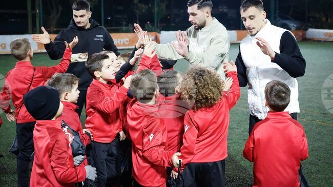 Играчите на ЦСКА донесоха празнично настроение на набор 2018 и 2019