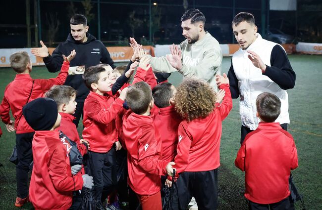 Играчите на ЦСКА донесоха празнично настроение на набор 2018 и 2019