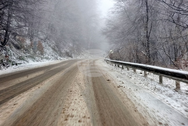 В Монтанско вали сняг, пътищата са проходими при зимни условия