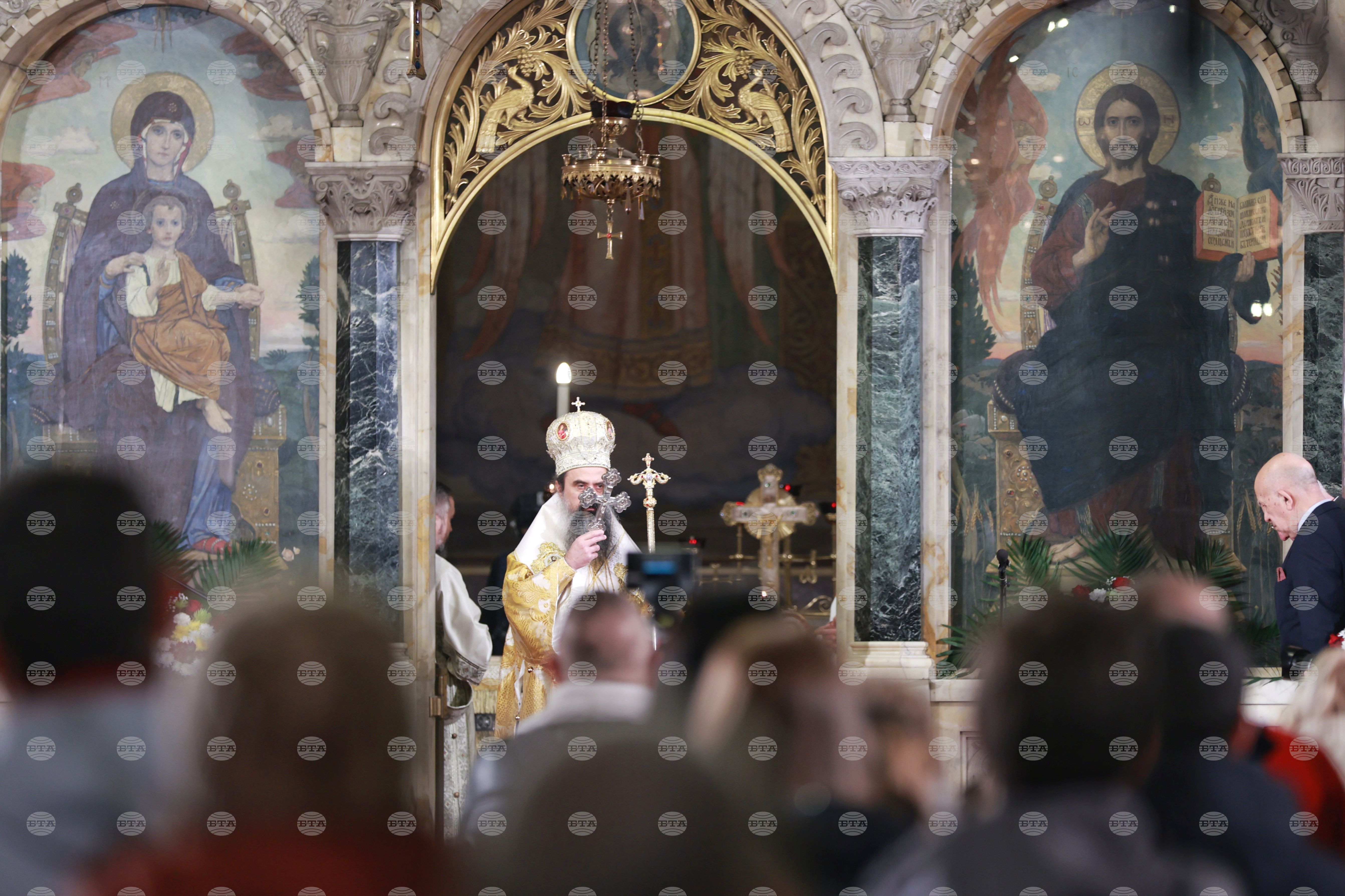 Бог ни е пожелал и Бог ни е дал този велик дар - да бъде с нас, каза патриарх Даниил на литургията за Рождество Христово