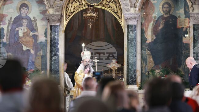 Бог ни е пожелал и Бог ни е дал този велик дар - да бъде с нас, каза патриарх Даниил на литургията за Рождество Христово