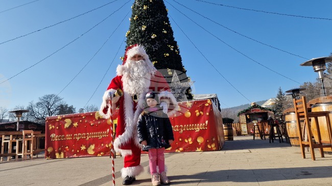 Дядо Коледа отново зарадва децата в Перник