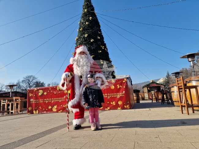 Дядо Коледа отново зарадва децата в Перник