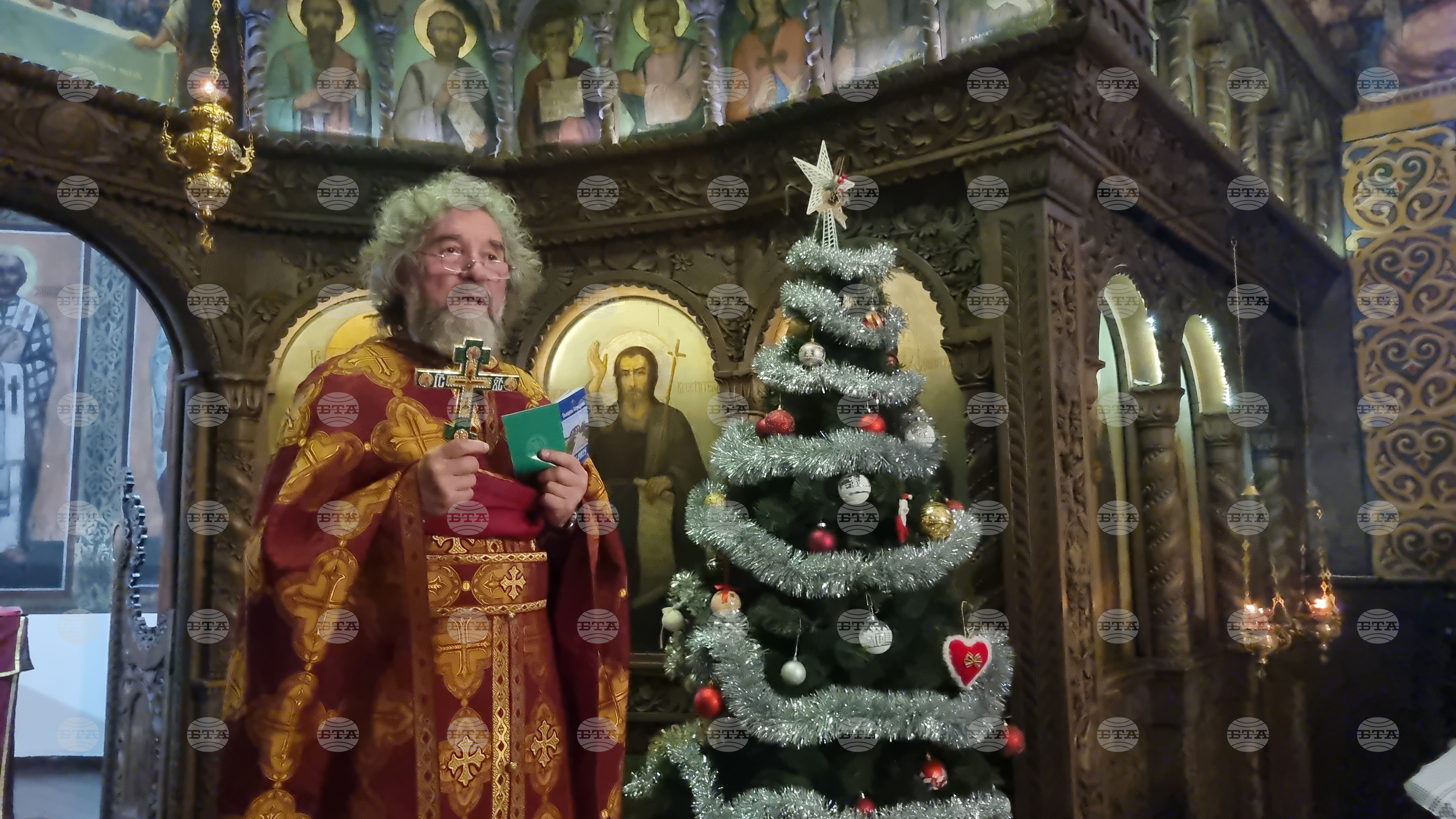 Между човеците обич, една прегръдка обща и Христос между нас, пожела на Рождество отец Славчо Проданов в Търговище