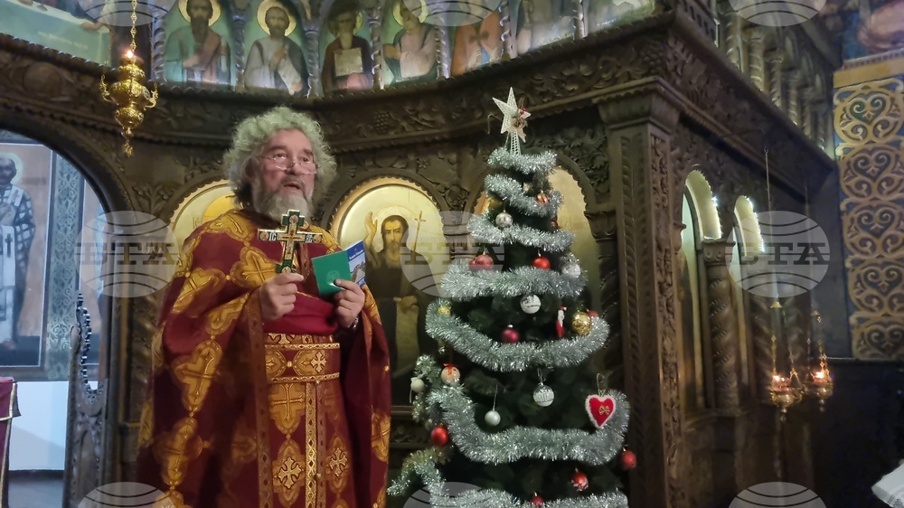 Между човеците обич, една прегръдка обща и Христос между нас, пожела на Рождество отец Славчо Проданов в Търговище 