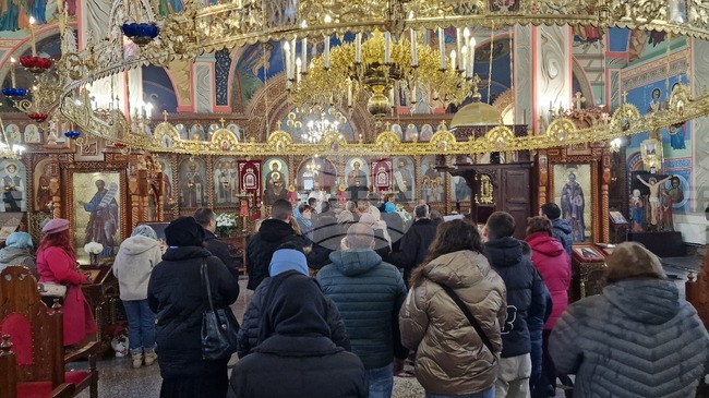 Да забравим всяка житейска грижа, че са ни обидили и оскърбили, за да получим вечен живот, призова отец Красимир в храма "Св. Три Светители"