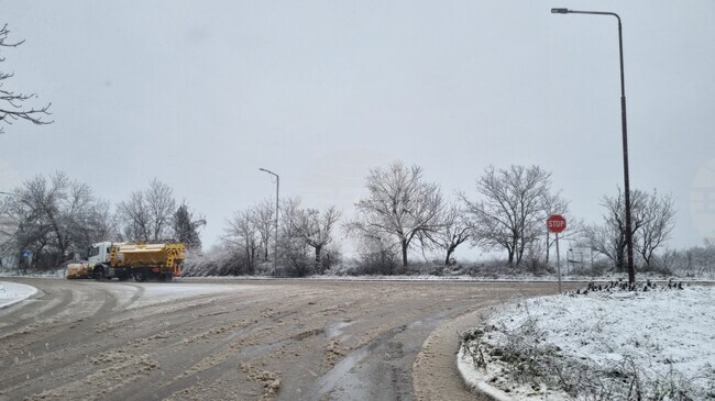 Единадесет машини опесъчават пътищата в област Търговище 