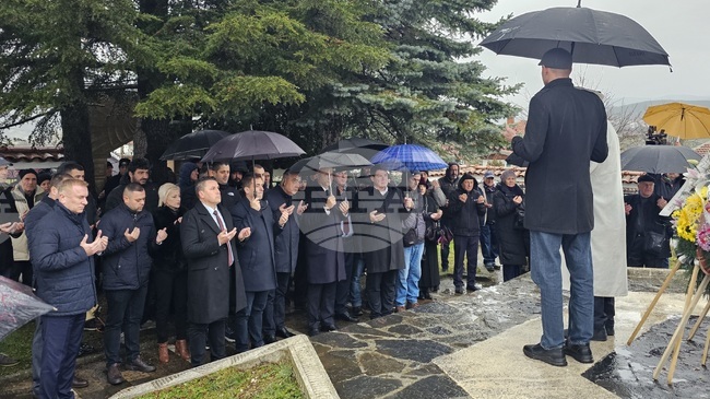 От Алианс за права и свободи поднесоха венци на Тюркян чешма за жертвите на Възродителния процес и 41 години от декемврийските събития