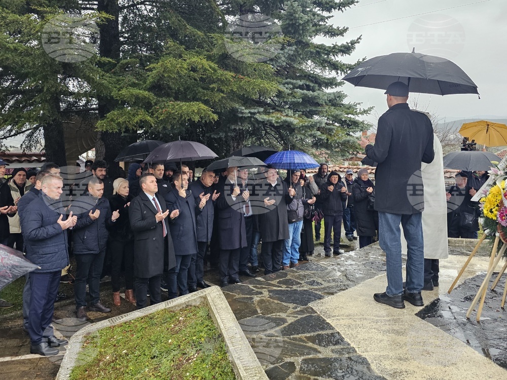 От Алианс за права и свободи поднесоха венци на Тюркян чешма за жертвите на Възродителния процес и 41 години от декемврийските събития