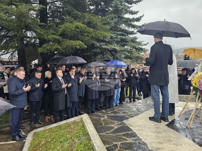 От Алианс за права и свободи поднесоха венци на Тюркян чешма за жертвите на Възродителния процес и 41 години от декемврийските събития