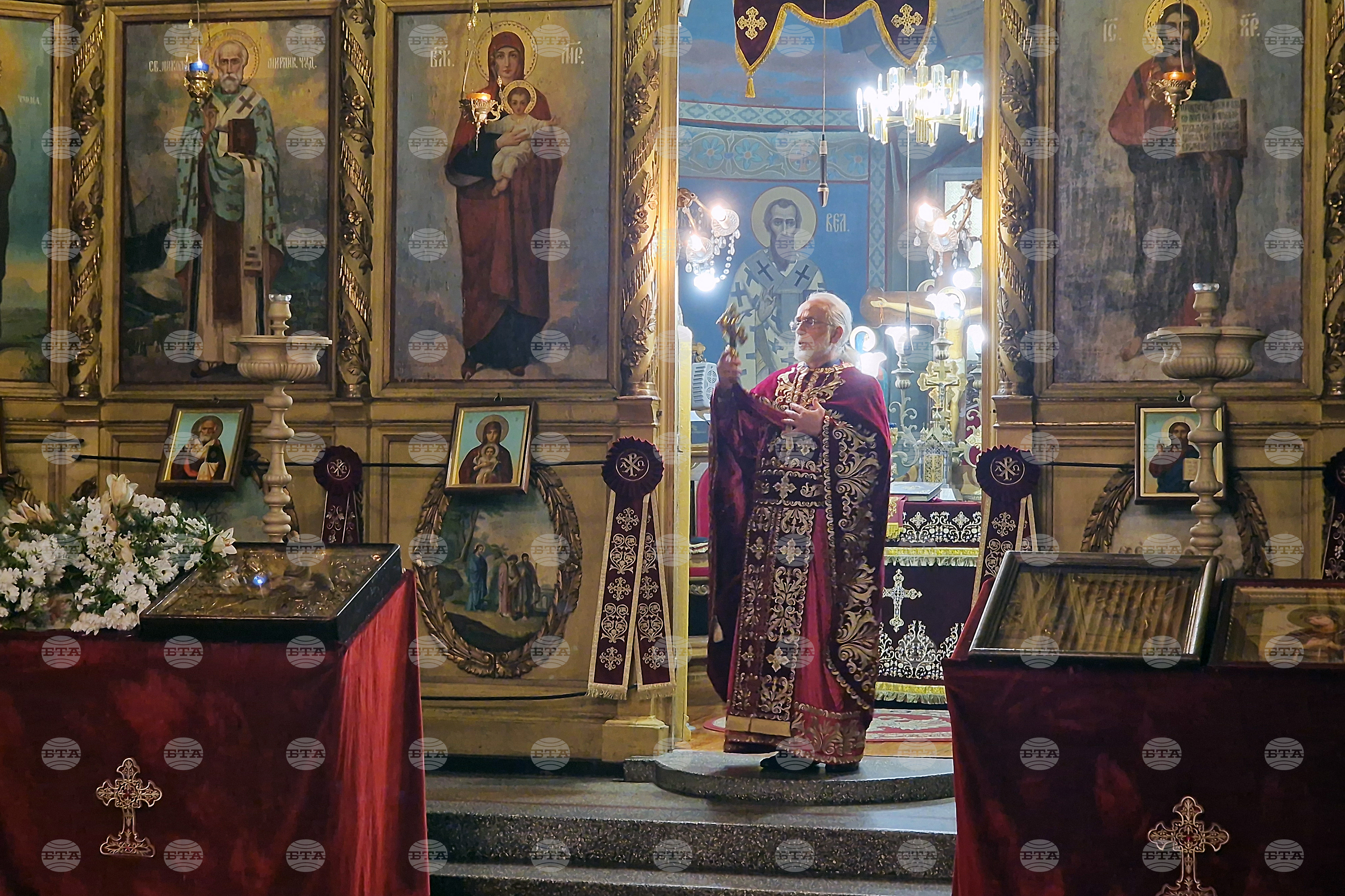 Нека Божията благодат да докосне всяко сърце и всеки дом за радост и спасение, пожела на миряните в Разград отец Георги