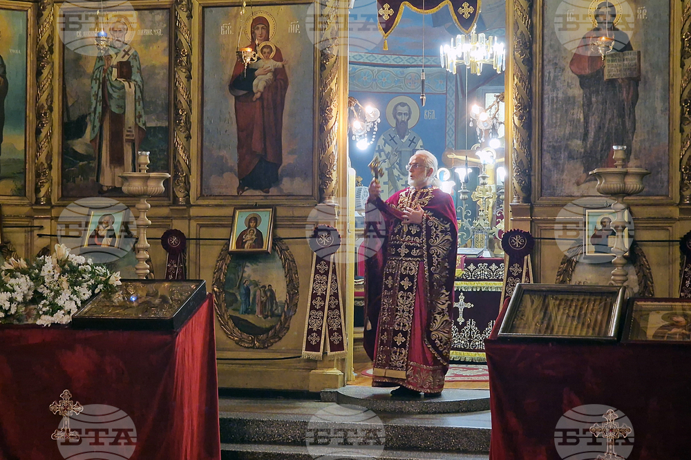 Нека Божията благодат да докосне всяко сърце и всеки дом за радост и спасение, пожела на миряните в Разград отец Георги 