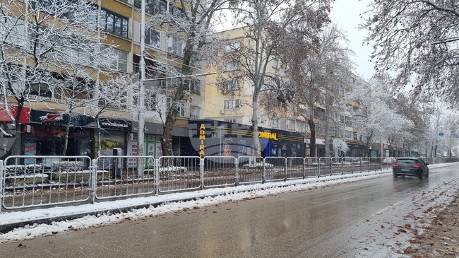 Пътните настилки са предимно мокри, частично заледени по усойните места, проходими при зимни условия, съобщи АПИ